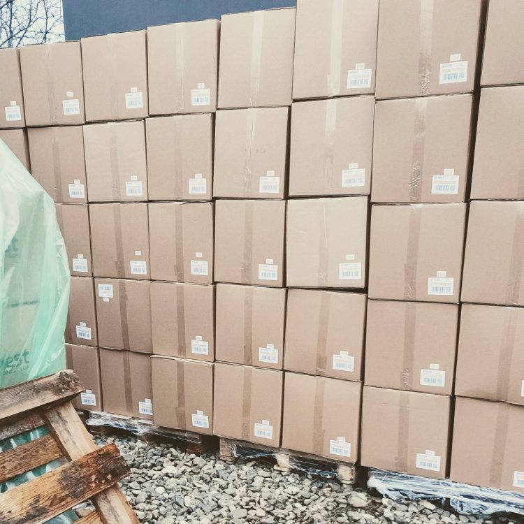 Versandfertige Kartons mit Gronest Produkten