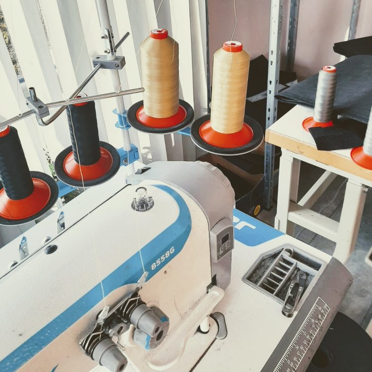 Nähmaschine und Garn in der Gronest Werkstatt
