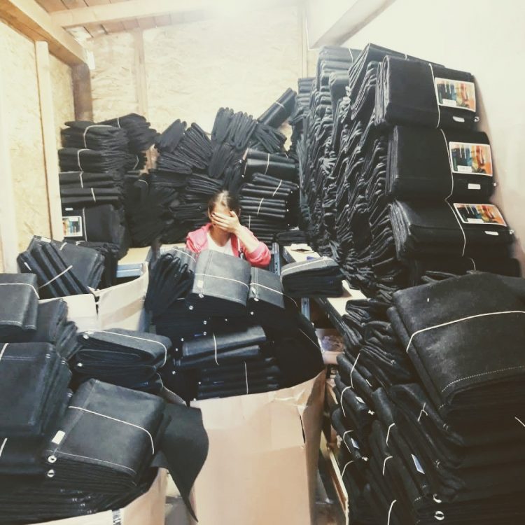In der Werkstatt mit vorbereiteten Töpfen.